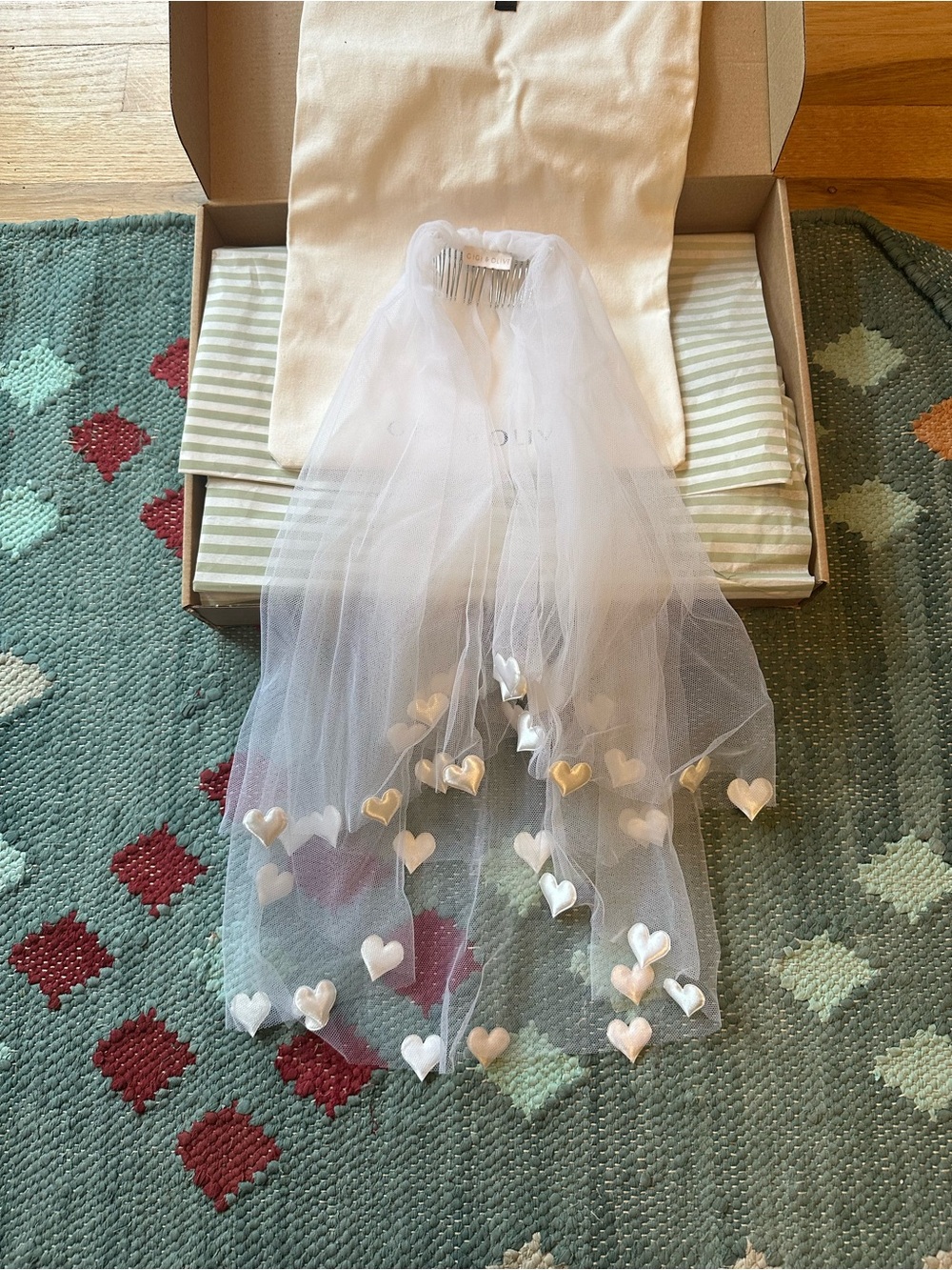 Bridal Heart Trim Veil - White - Picture 4 of 6